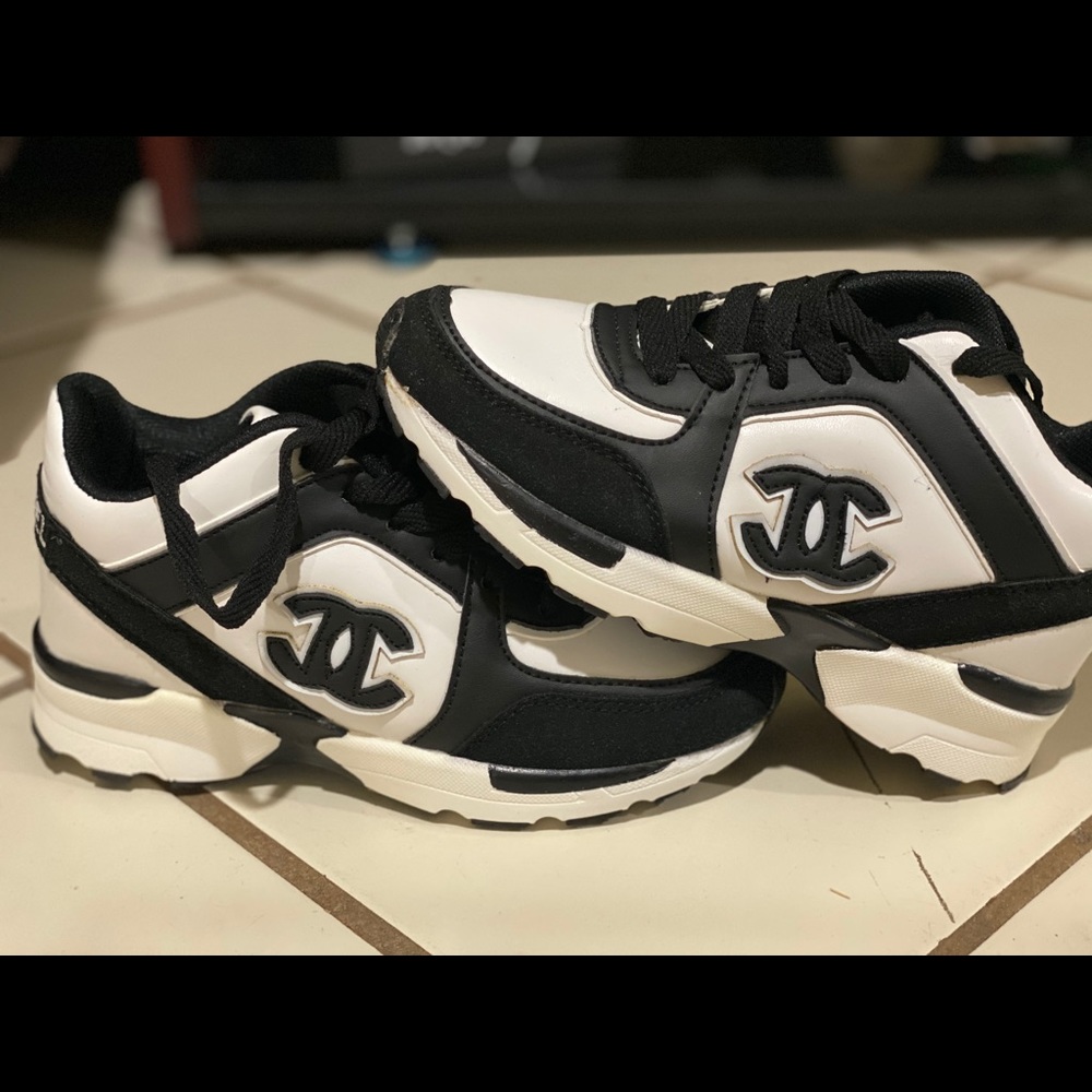 The shoes are brand new.  Not original, 👍